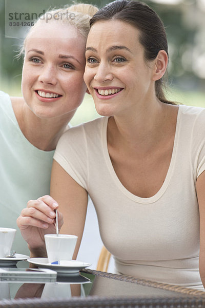 Freunde beim Kaffeetrinken und Klatschen