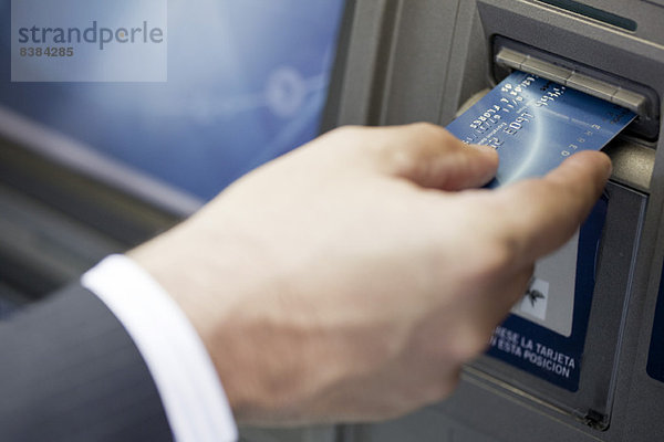 Einsetzen der Bankkarte in ATM  um automatisierte Bankgeschäfte durchzuführen
