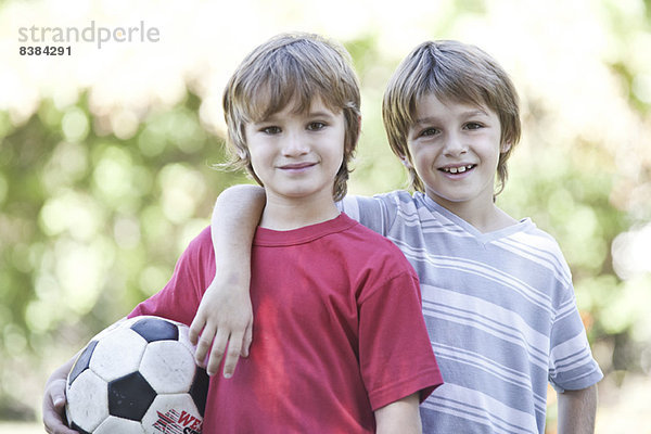 Jungen mit Fußball  Portrait