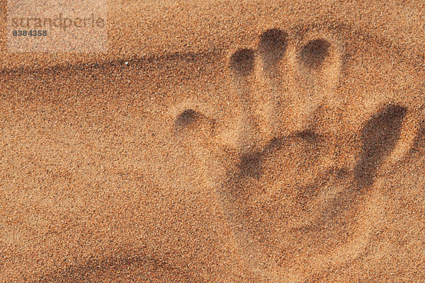 Handabdruck in Sand