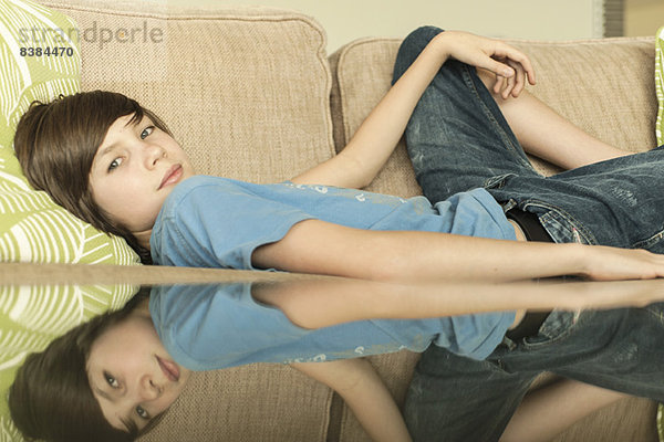 Teenager-Junge auf Sofa liegend  Portrait