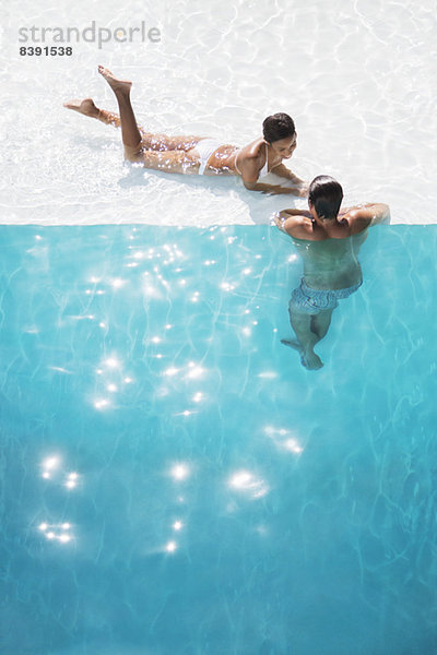 Paar Entspannung im Schwimmbad