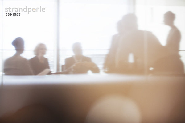 Silhouette der Geschäftsleute im Meeting