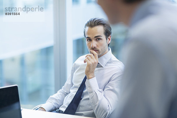 Geschäftsleute im Gespräch im Büro