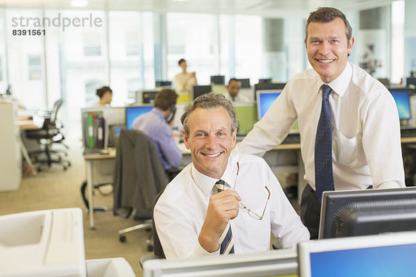Geschäftsleute lächeln im Büro