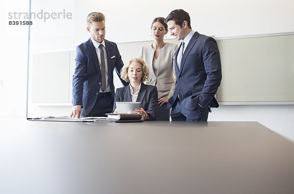 Geschäftsleute sprechen im Konferenzraum