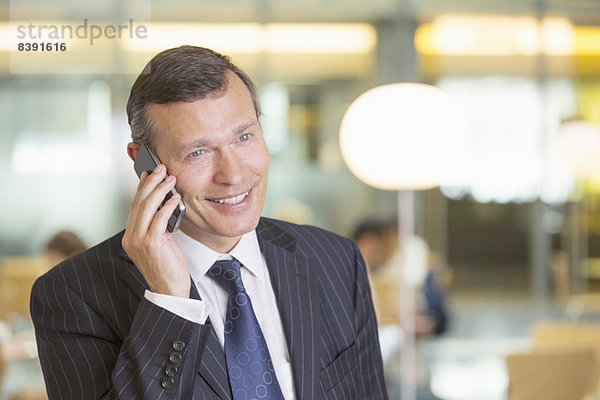 Geschäftsmann beim Telefonieren im Büro