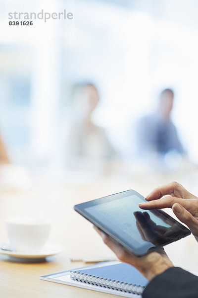 Geschäftsmann mit digitalem Tablett im Meeting