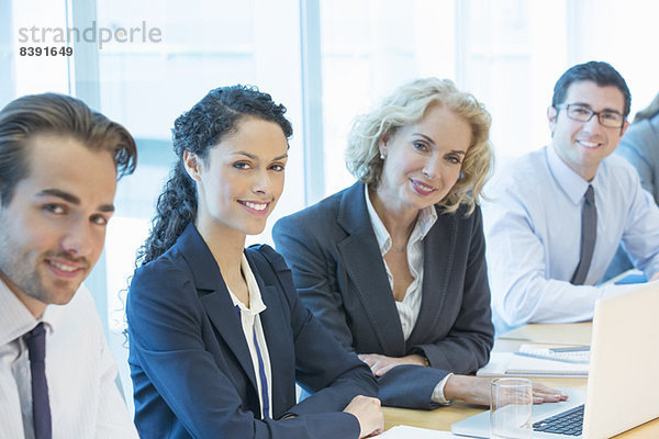 Geschäftsleute lächeln im Meeting