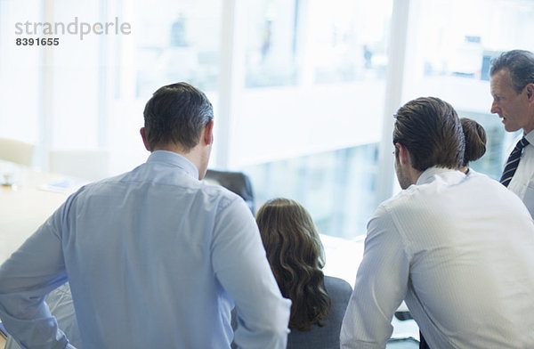 Geschäftsleute  die im Konferenzraum arbeiten