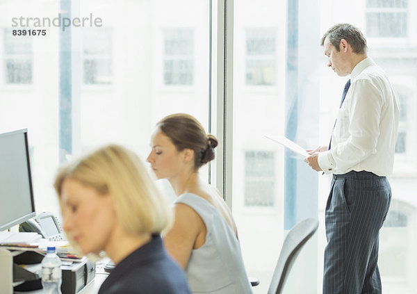 Geschäftsleute  die im Büro arbeiten