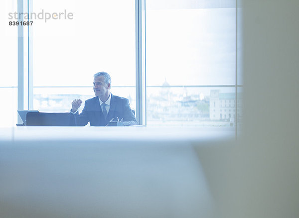 Geschäftsmann am Schreibtisch im Büro