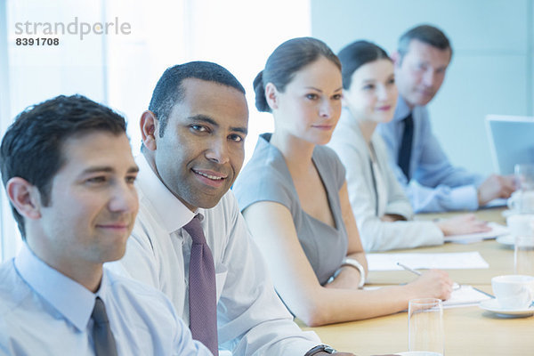 Geschäftsleute lächeln im Meeting