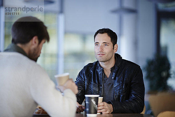 Männer beim Kaffee im Café