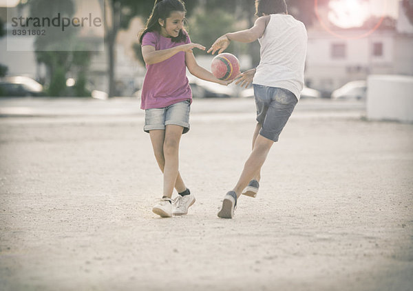 Kinder spielen im Sand