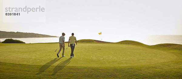 Männer auf dem Golfplatz