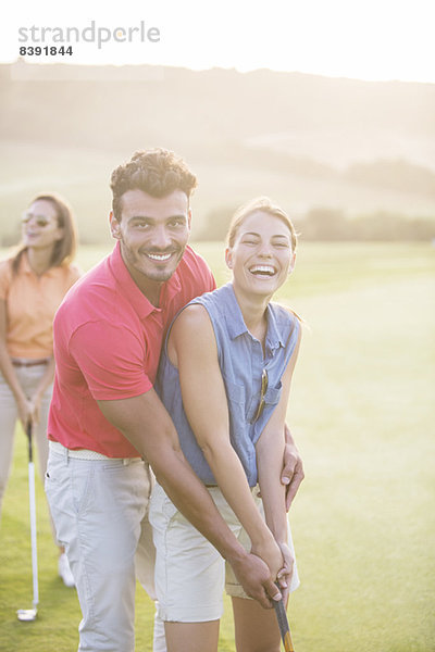 Paar spielt Golf auf dem Platz