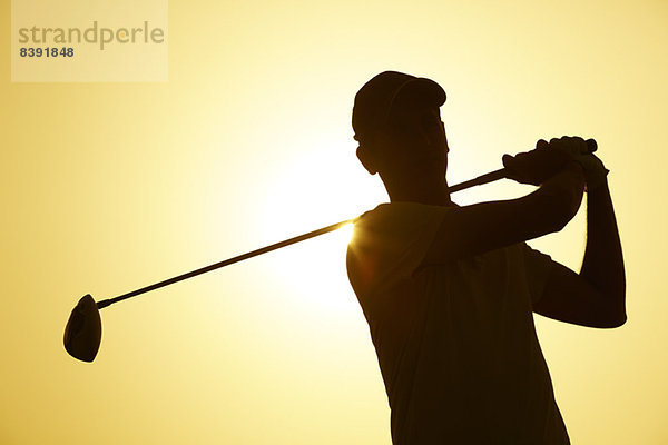 Silhouette eines Golfspielers im Freien
