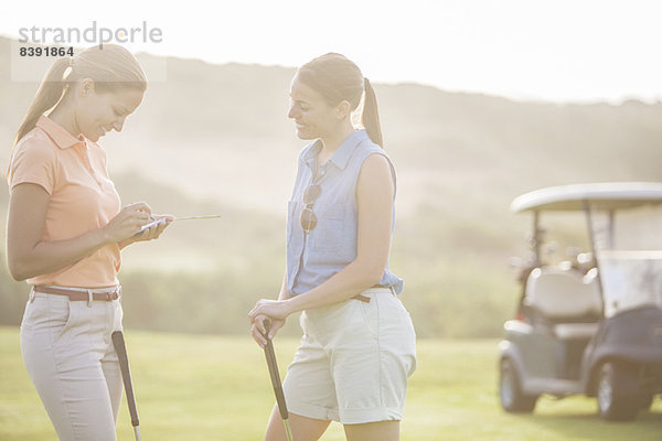 Frauen spielen Golf auf dem Platz