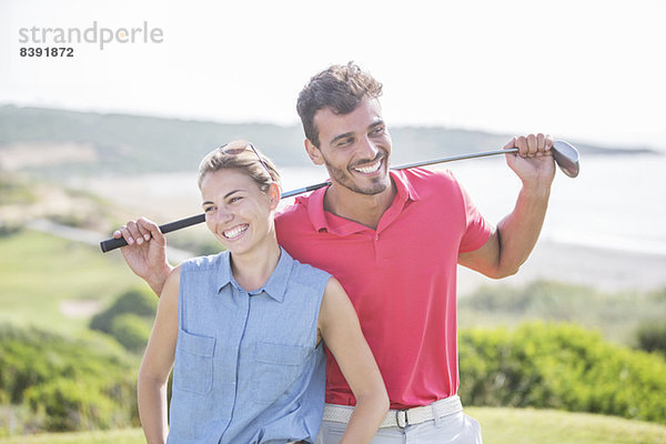 Glückliches Paar auf dem Golfplatz