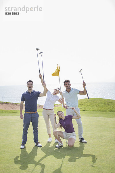 Verspielte Freunde auf dem Golfplatz