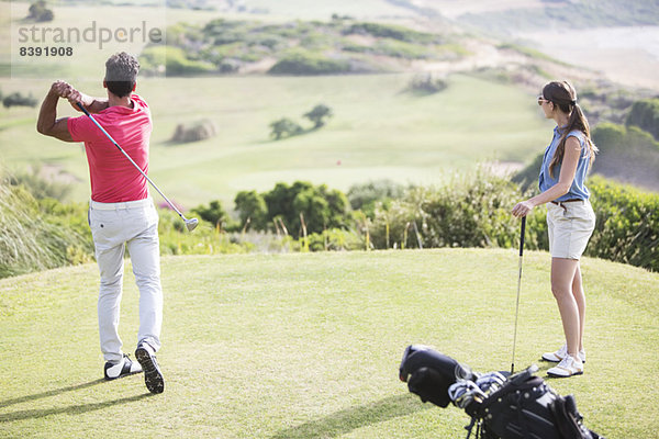 Pärchenabschlag auf dem Golfplatz