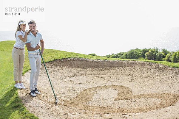 Paarzeichnung Herzform in Sandfang auf dem Golfplatz