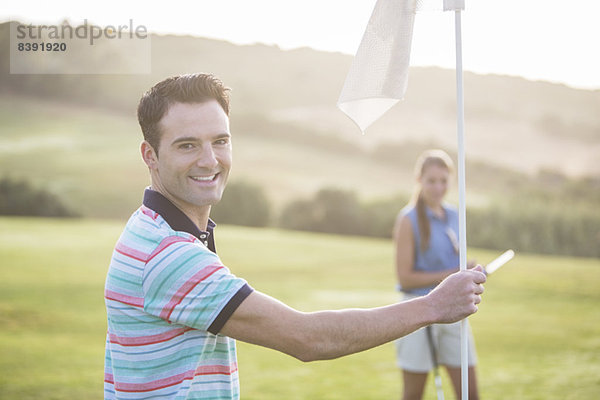 Paar auf dem Golfplatz