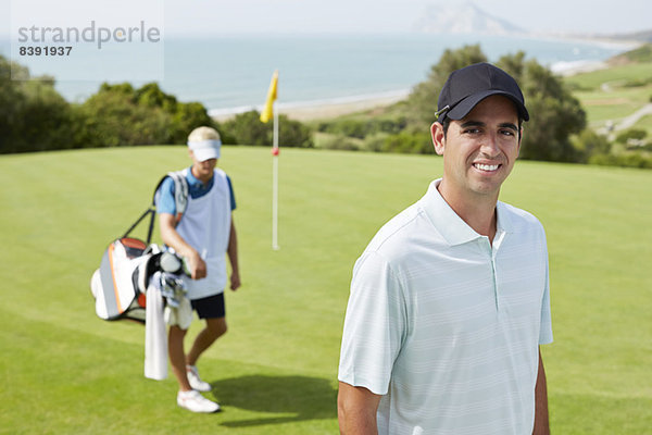 Caddy und Golfer auf dem Golfplatz