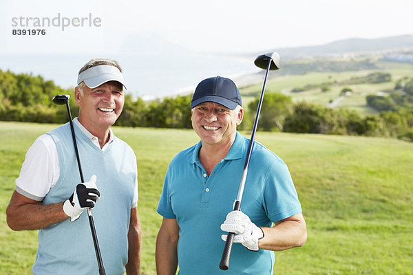 Lächelnde Senioren auf dem Golfplatz