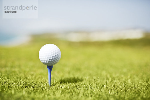 Golfball auf Tee