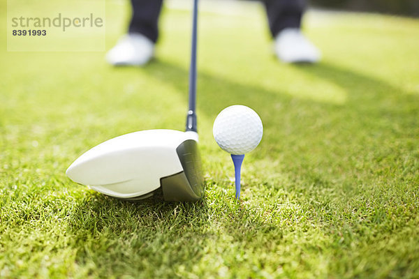 Mann spielt Golf auf dem Platz