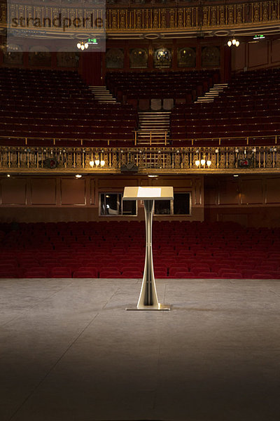 Podium auf der Bühne im leeren Theater