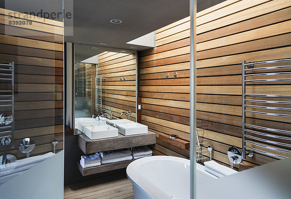 Waschbecken und Badewanne im modernen Bad