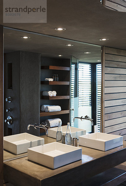 Waschbecken und Spiegel im modernen Bad