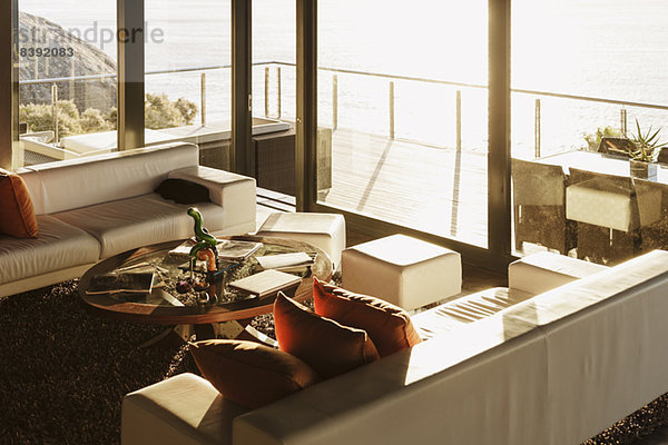 Sofas und Couchtisch im modernen Wohnzimmer