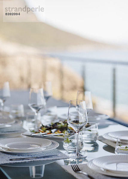 Gedeckter Tisch auf luxuriöser Terrasse