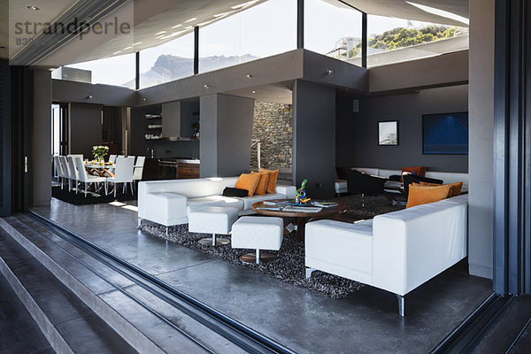 Sofa und Esstisch im modernen Wohnzimmer