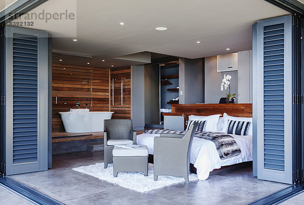 Terrassentüren öffnen sich zum modernen Schlafzimmer
