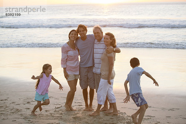Mehrgenerationen-Familienumarmung am Strand