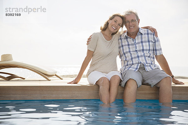 Seniorenpaar beim Tauchen im Schwimmbad