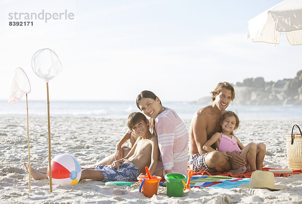 Familie entspannt gemeinsam am Strand