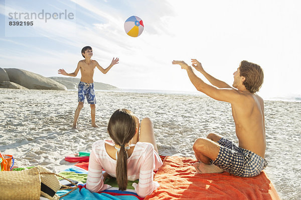 Familie spielt zusammen am Strand