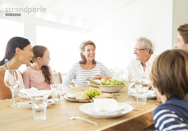 Mehrgenerationen-Familie beim gemeinsamen Essen am Tisch