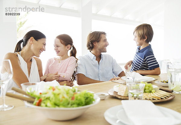 Familie beim gemeinsamen Essen am Tisch