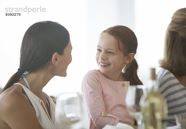 Familie beim gemeinsamen Essen am Tisch