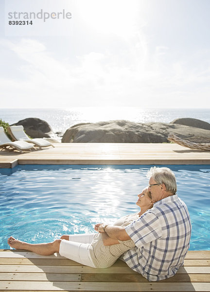 Ältere Paare entspannen sich am Pool