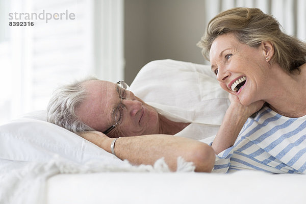 Älteres Paar entspannt auf dem Bett