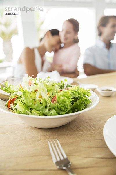 Nahaufnahme der Salatschüssel auf dem Tisch