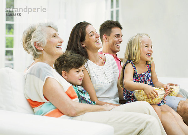 Familie beim gemeinsamen Fernsehen